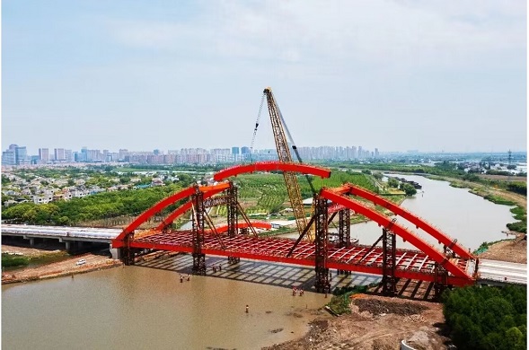 沿滬大道對接勝利路新建工程喜迎新節點 ——跨吳淞江大橋拱肋順利合龍